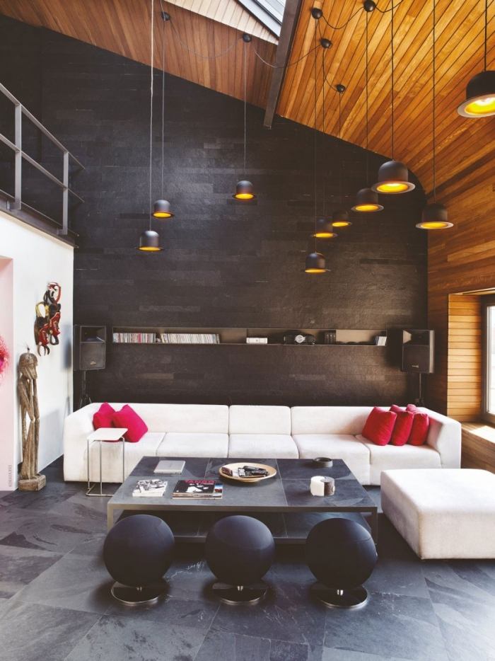 Vnútri príveskové svetlá napodobňujúce buřinku-Karakoy Loft Karaköy-loft-byt-penthouse-obytný krajinný-šikmý-strop-drevený obklad