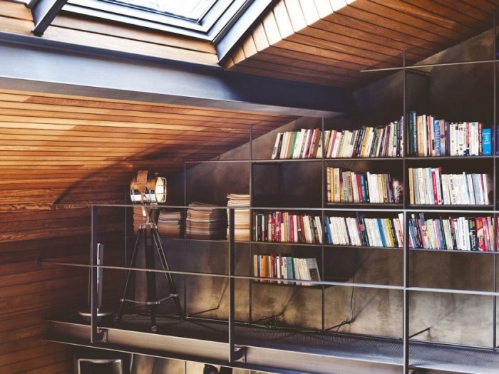 Okenný otvor v strope osvetľuje domácu knižnicu na druhom poschodí Knižnica dlhých nástenných domov-svetlíky-karaköy-penthouse-interiérová architektúra