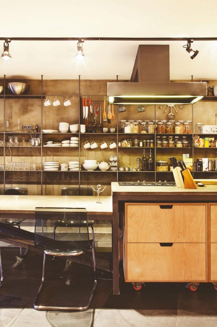 Karaköy Loft od Ofist - kuchynské linky v industriálnom štýle s kolieskami a jedálenským stolom Karaköy-Loft-Apartment-Ofist-Priemyselný štýl-Kuchynské skrinky-Rolovateľný-jedálenský stôl
