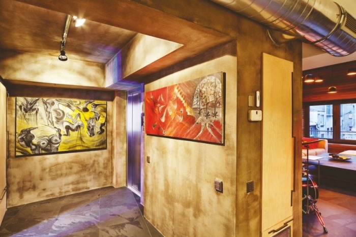 Karaköy Loft je bakalársky apartmán s moderným interiérovým dizajnom Karaköy-Loft-interiér-architektúra-steny-omietka-optika-abstraktné-umelecké diela