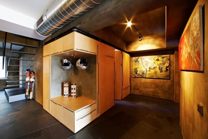 Mezonetový podkrovný byt v priemyselnom štýle - steny vo vstupnom priestore sú zdobené Karaköy-Loft-Penthouse-Ofist-priemyselný-štýl-vstupné-steny-zdobené