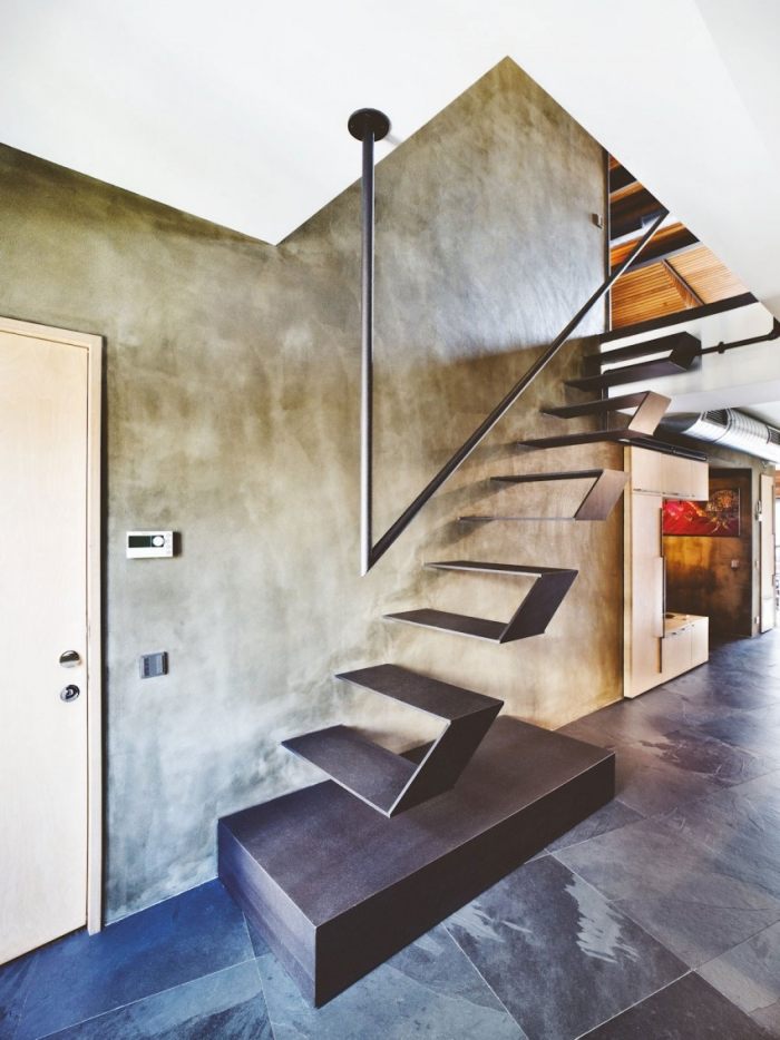 Vzdušná kompozícia schodiska zodpovedajúca industriálnemu štýlu interiéru Karaköy-Loft-schody-vzdušné-voľne-plávajúce-sochárske-industriálne-štýlové-interiérový dizajn