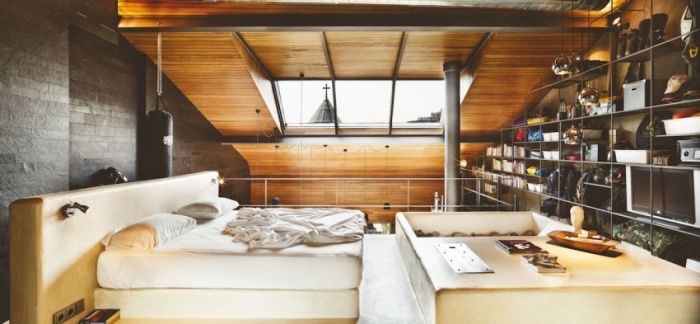 Loft Karaköy, horné poschodie bakalárskeho bytu, čalúnená posteľ Karaköy-Loft-horné poschodie-dizajn-strešné okná-biela-spacia súprava-čalúnená posteľ