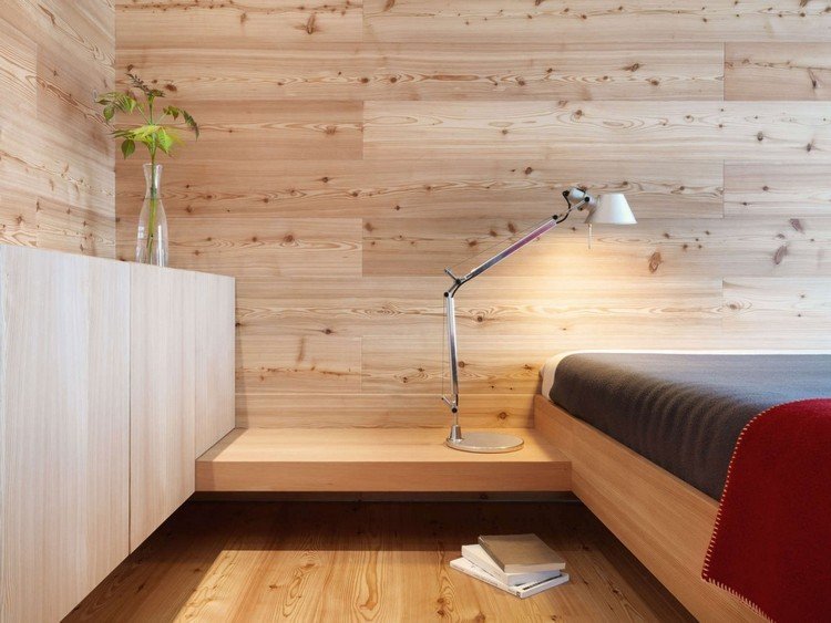 Nočná lampa s kĺbovým ramenom vedľa postele interiér-izolácia-smrekovec-drevená chata-spálňa-nočná lampa-kĺbové rameno