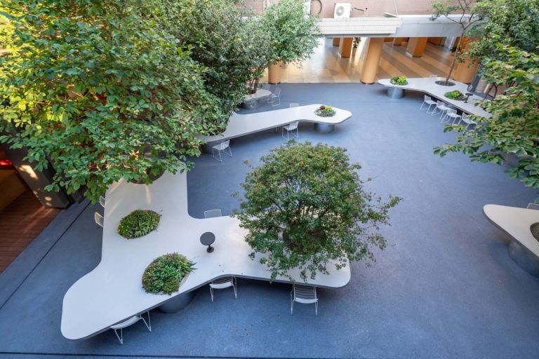 Dizajn nádvoria nápady obrázky drevený stôl školský dvor moderný