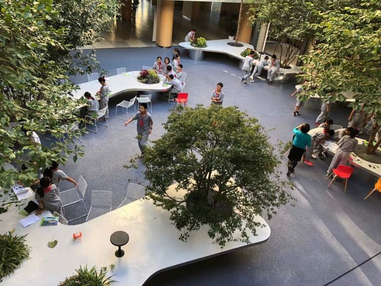 Ázijské nádvorie Deti sa hrajú na obed