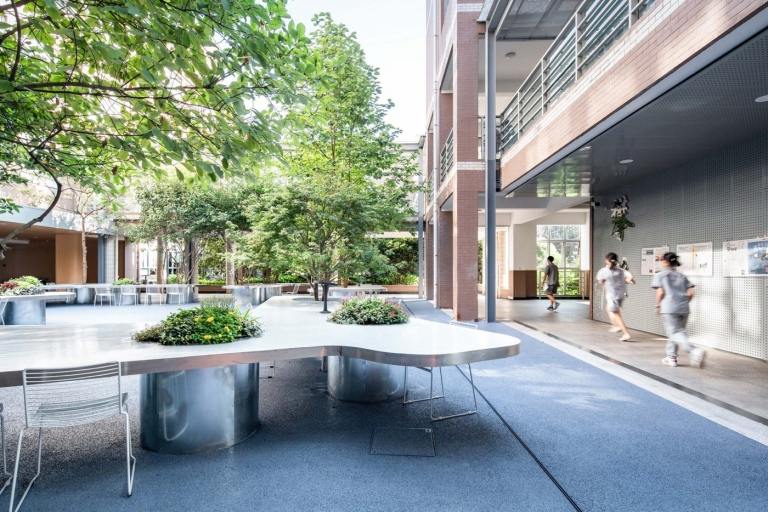 Dvorný dizajn kvety rastliny sadenice záhradný stôl