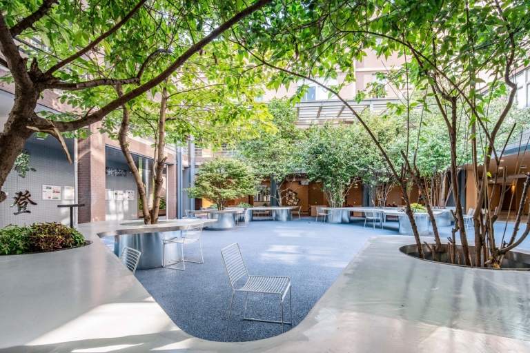 Interiér nádvoria moderný minimalistický školský porcelán