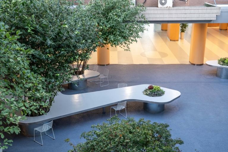 Vnútorné nádvorie záhrady tvoria dlhé široké drevené stoly