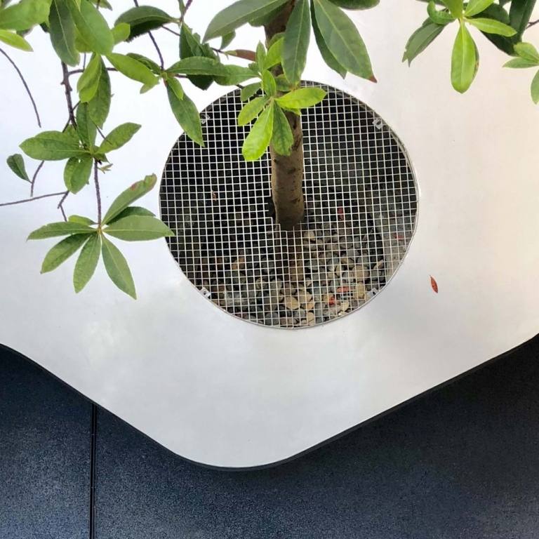 Navrhnite vnútorné nádvorie. Integrujte sadzače stromov so stolom