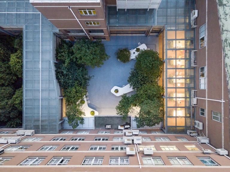 Kaviareň s nápadmi na dizajn nádvoria