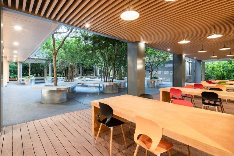 Navrhnite vnútorné nádvorie, stoly, stoličky, triedy, moderné a puristické