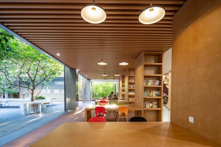 Vnútorné nádvorie s drevenými stenami a dreveným stropom