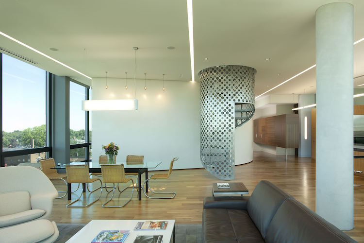 Nerezové točité schodisko ako samostatná jednotka v interiéri interiér-schodisko-moderný-dizajn-moderný-byt-oblúkové-schodisko-dierovaný plech