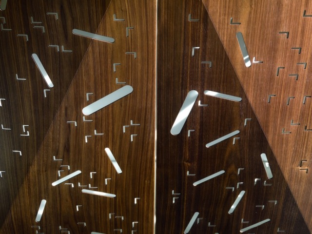 Navrhnite komody výrezy hormov v dreve