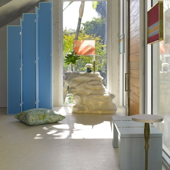 vysoký konferenčný stolík, biely, moderný, praktický Konferenčný stolík biela moderná praktická obývačka