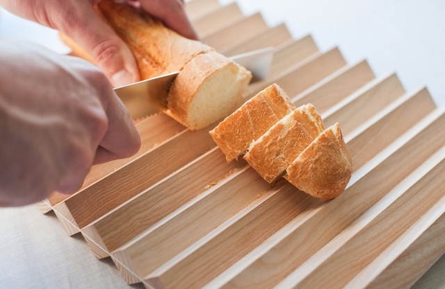 Moderná doska na krájanie so zúbkovaným okrajom Sada krájacích dosiek, zúbkovaná doska na chlieb, drevený hliníkový plech