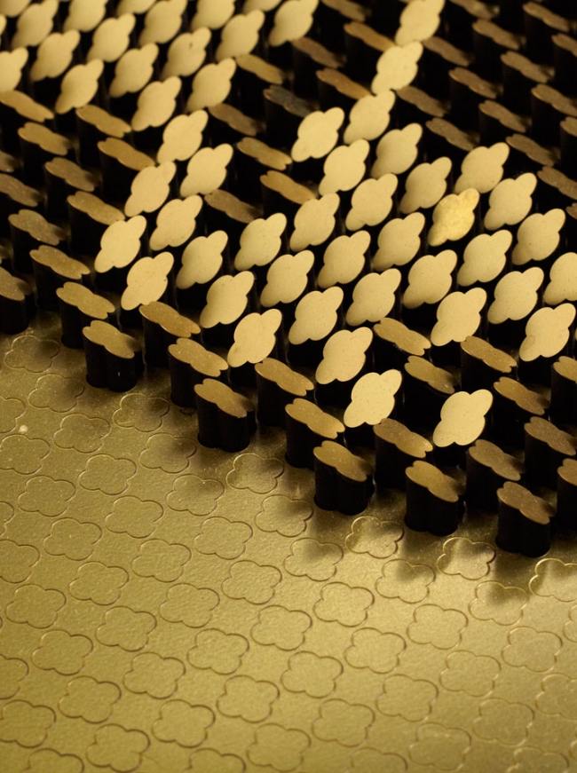 Dlaždice pokrývajúce moderný modulárny detail hlavy leva Ritz-Carlton Hotel-Singapore