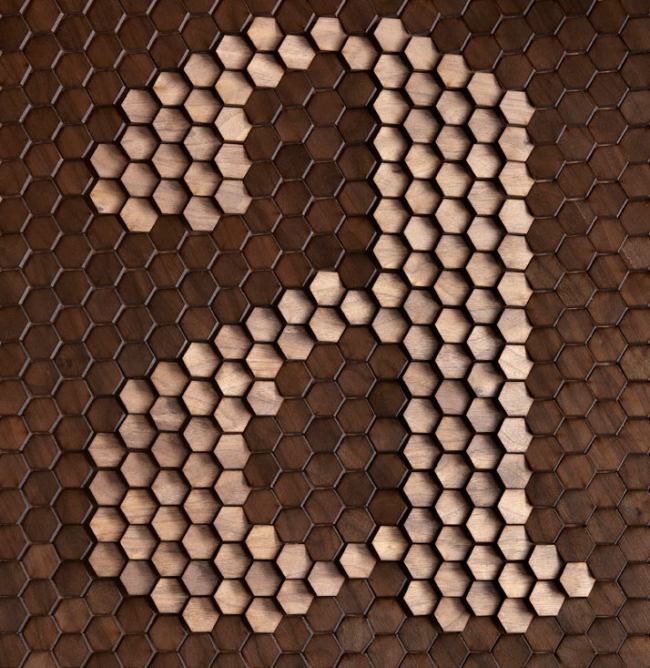 Písmeno-laserom rezaný pixelový šesťuholník-Giles Miller-masívne drevené bloky