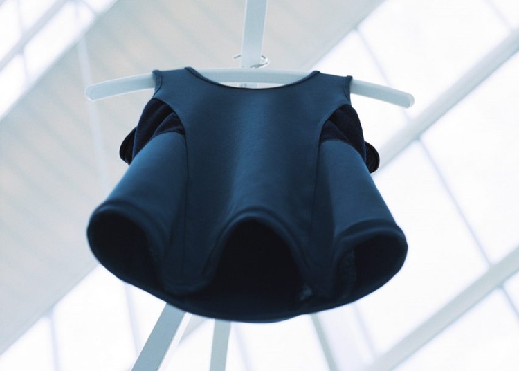 Pod oblečenie si dajte elegantný vrchný kryt FysioPal inovatívny-textil-inteligentný-odev-top-dizajn-strihový materiál