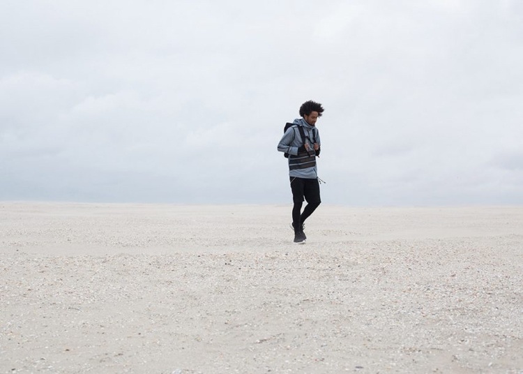 univerzálny model vetrovky pre ženy a mužov inovatívny-textil-inteligentný-odev-vetrovka-solárny