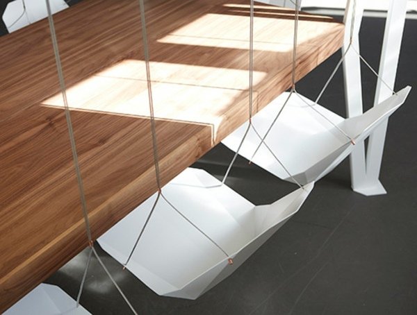 hojdací stôl s puristickým nábytkom