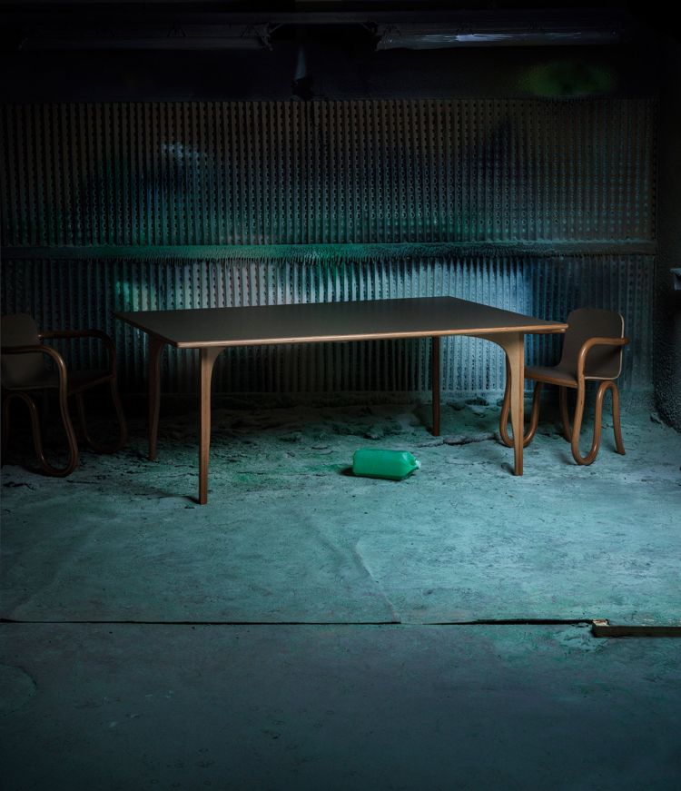 Stolička s podrúčkami, drevený jedálenský stôl, dizajnový nábytok s dlhým textúrovaným povrchom