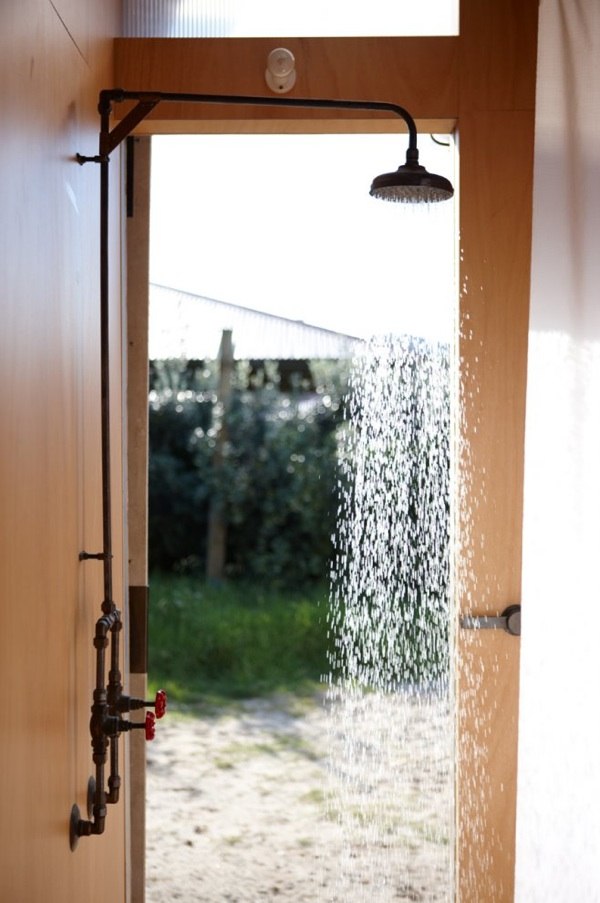 moderná kúpeľňa s jednoduchým dizajnom