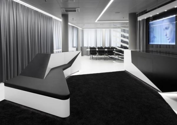 Interiérové centrum Centrum pre konferencie Microsoft Interiérové centrum s konferenčným priestorom Microsoft Monochrome