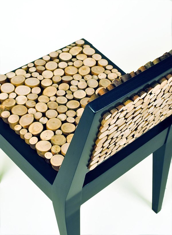 Drevené sedlo na kmene stromov Kmene stromov majú zelenú farbu