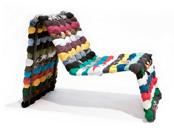 Útržky látky zo stoličky žltá biela hnedá pestrý moderný dizajn Zvyšky látky žlto bielo hnedé farebné polohovacie kreslo