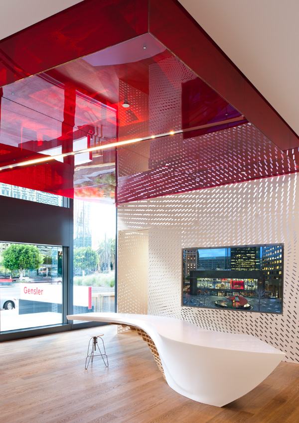 Recepcia zákazníka, laminátová podlaha, červené sklo kancelária architekta laminátové podlahy z červeného skla