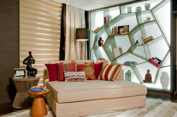 pohodlné vankúše do hudobnej miestnosti s kreslom V hudobnej miestnosti v obývačke nastavte LED osvetlenie