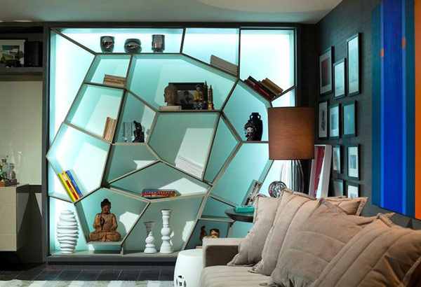 Zaujímavý policový systém-CASA Design-biela sedačka futuristický dizajn knižnice modré osvetlenie