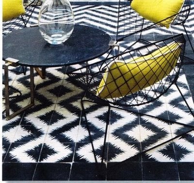 obývacia izba s čiernou a bielou dlažbou