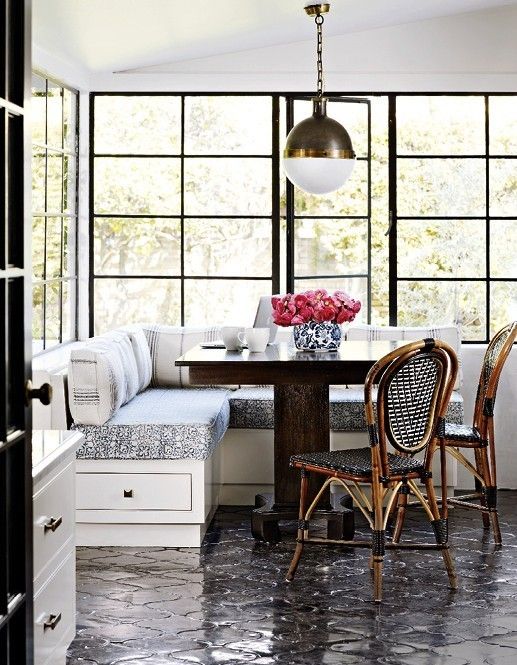 obývačka s čierno-lesklou podlahou a dlažbou