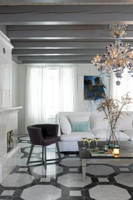 Obývacia izba s mramorovou dlažbou