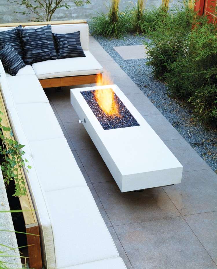 sivé terasy pod plynovým krbom Podlaha v záhrade posedenie-sivé-terasové dosky-plynový-krb-drevená lavička