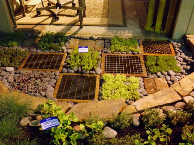 Elegantná mozaika z rastlín a riečnych kameňov kamienkový-kvetinový-kameň-pokrývajúci-záhradný domček