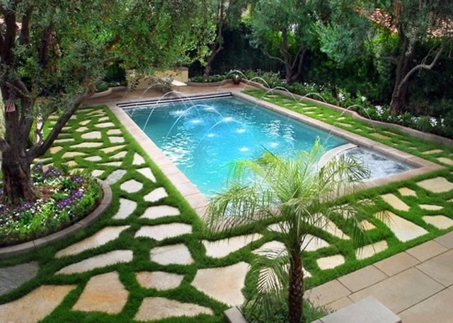 Spoje dlaždíc sú vyplnené trávou dlaždice-joint-bazén-záhrada-nápady