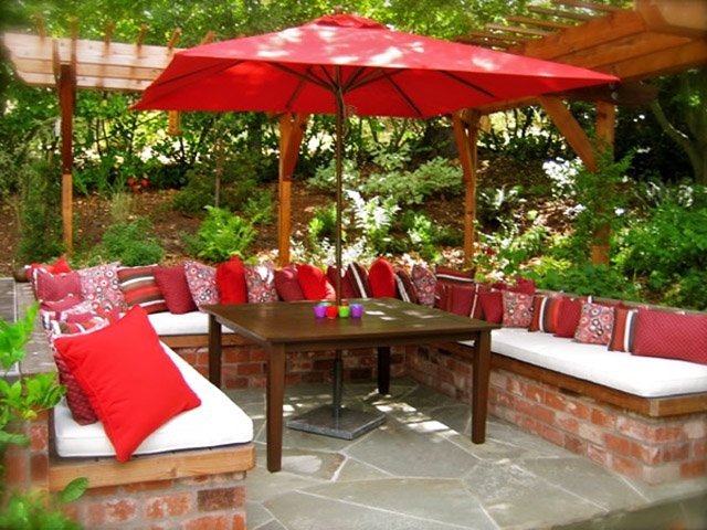 Útulný kútik pod dáždnikom krásny-rohový-záhradný-exteriérový-nápady-červený