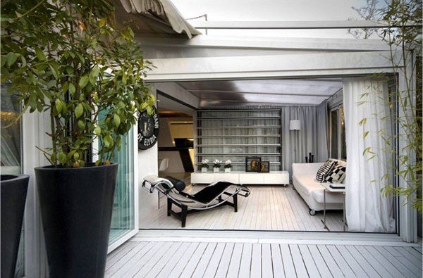 Terasa v modernom čiernobielom prevedení čiernobiely motív na terasu