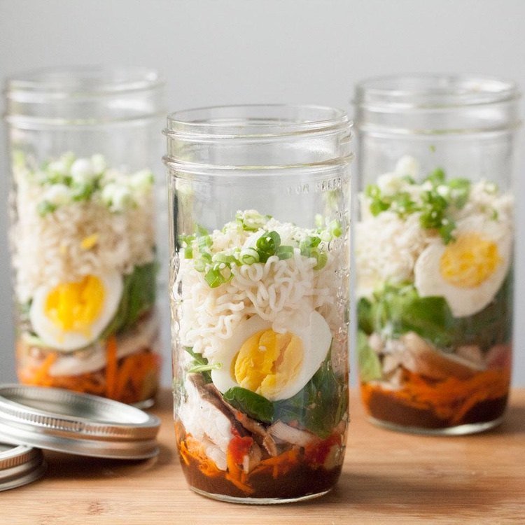 instantná polievka s vaječnými rezancami a hubami shiitake