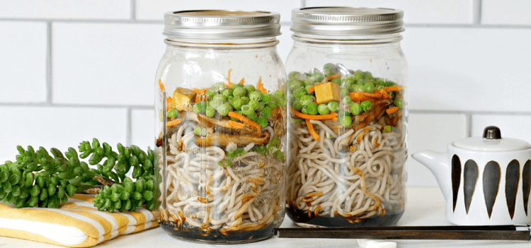 Vytvorte si vlastnú ázijskú instantnú polievku so shiitake a hráškom