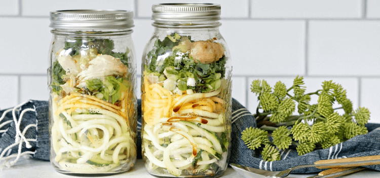 Urobte si instantnú polievku zdravou sami s cuketovými rezancami