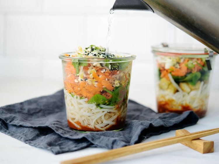 Urobte si instantnú polievku sami s rezancami