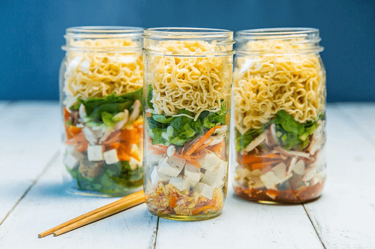 instantná polievka s tofu a rezancami