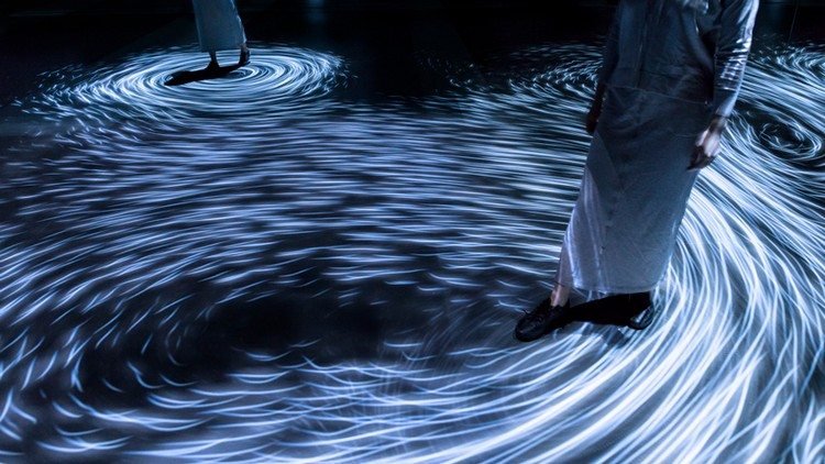 umelecká inštalácia teamlab interaktívne svetlo s vodným vírom