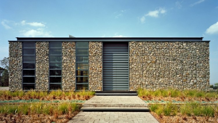 Moderný dizajn domu s kamennou fasádou z gabiónov fasáda gabion plot plot steny kamene drôtený dom nápady