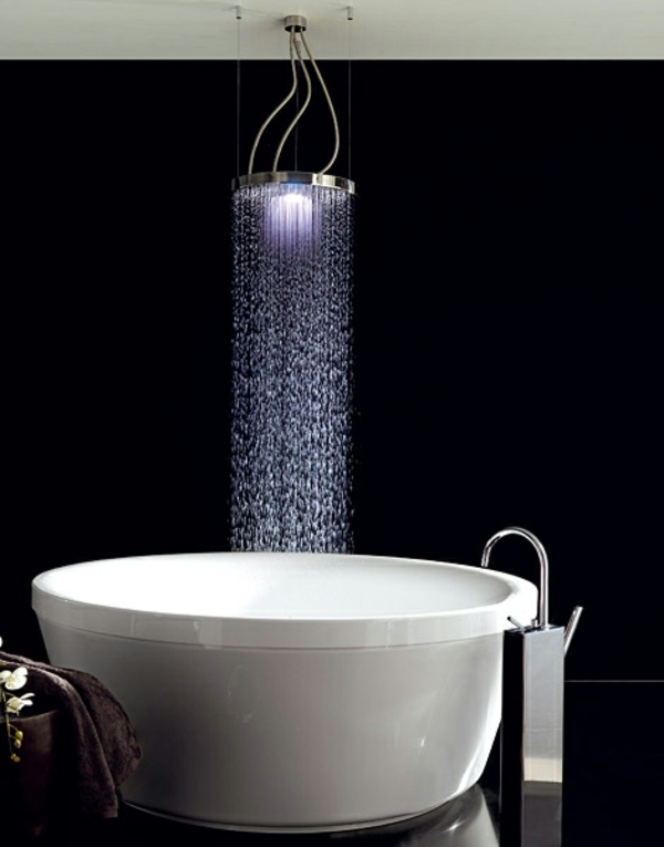 moderná kúpeľňa s dažďovou sprchou